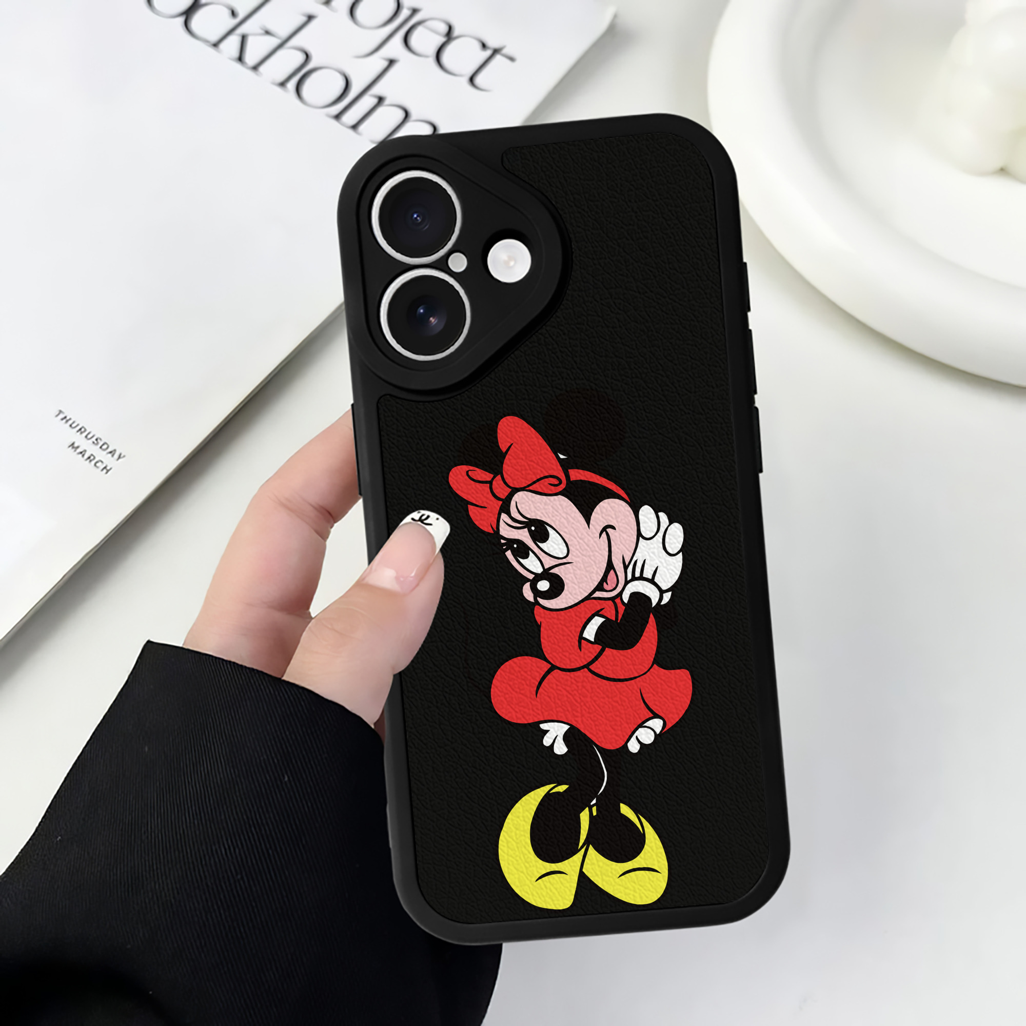 （画像用） ミッキーマウス Mickey Mouse 【iPhone 16シリーズ対応】シリコンスマホケース（レザー調） 材質：シリコン